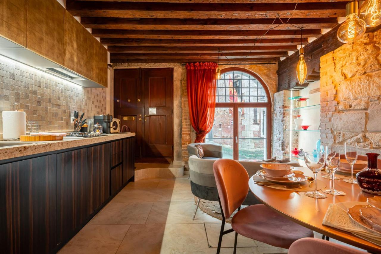 Casa Manina Sul Ponte - Your Private Canal View Венеція Екстер'єр фото