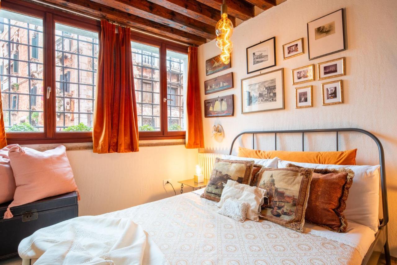 Casa Manina Sul Ponte - Your Private Canal View Венеція Екстер'єр фото