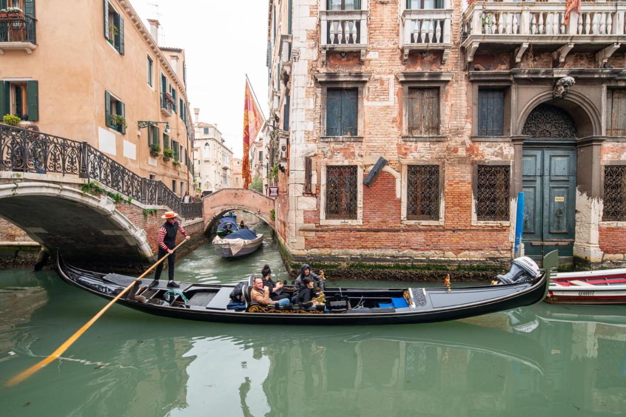 Casa Manina Sul Ponte - Your Private Canal View Венеція Екстер'єр фото