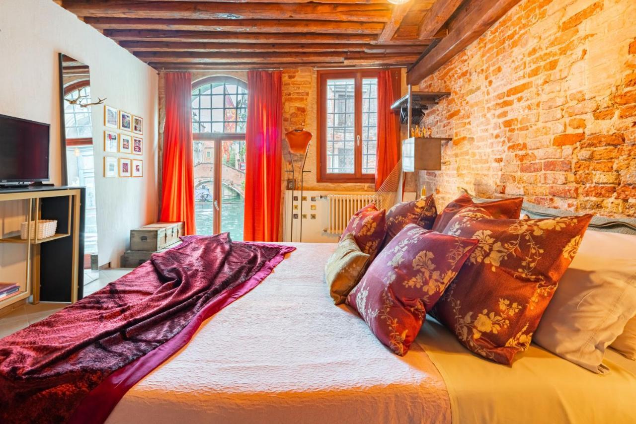 Casa Manina Sul Ponte - Your Private Canal View Венеція Екстер'єр фото