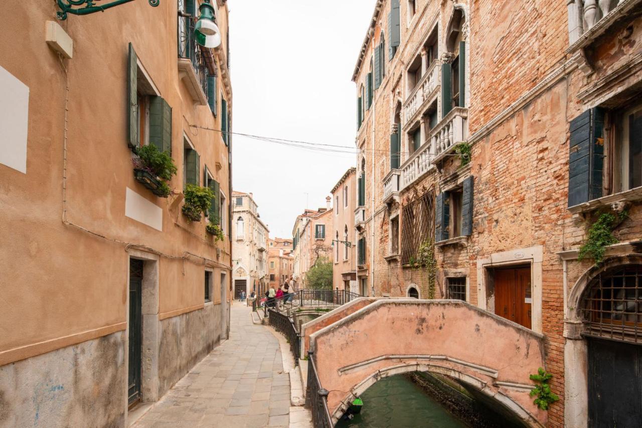 Casa Manina Sul Ponte - Your Private Canal View Венеція Екстер'єр фото